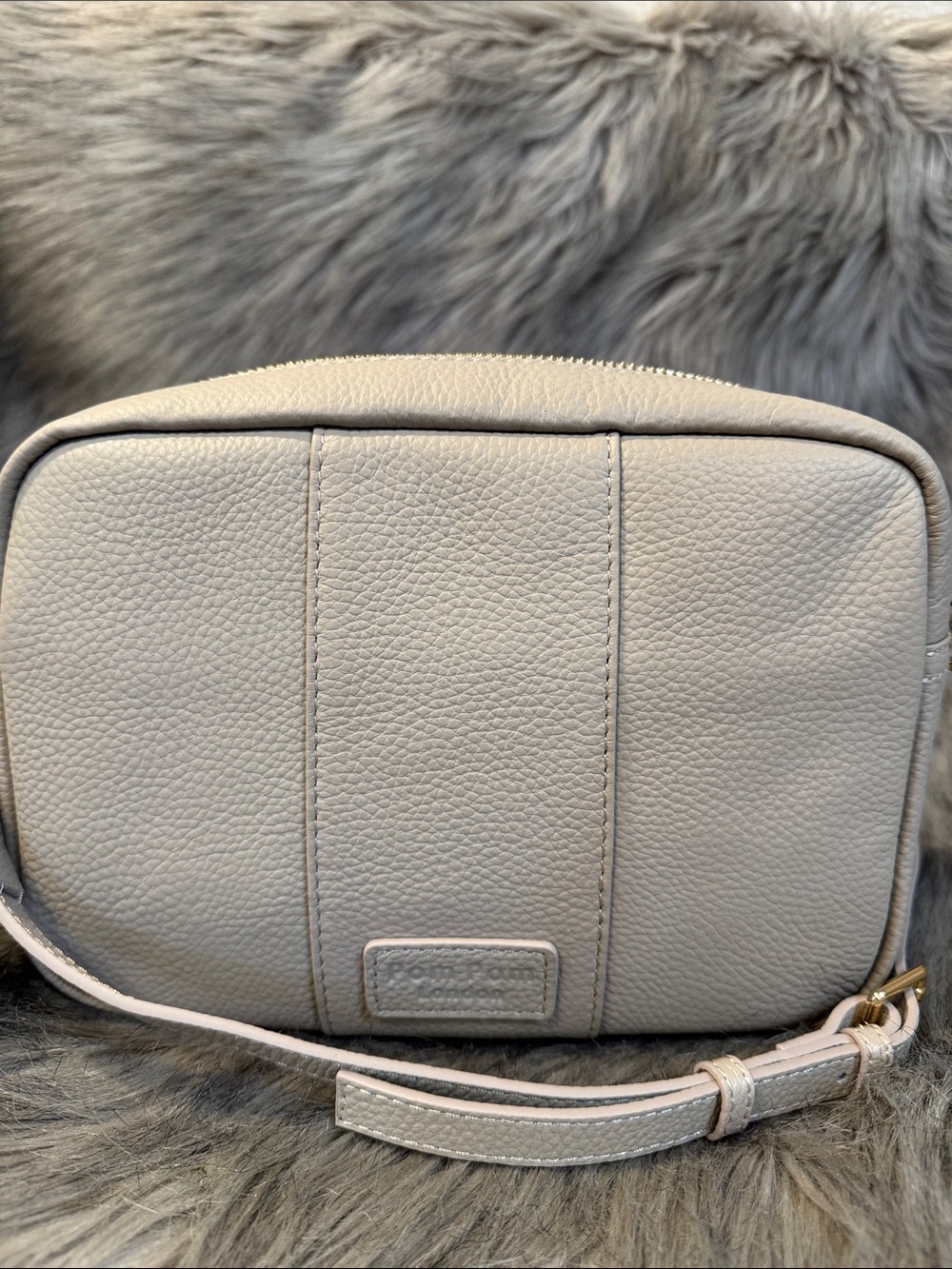 NWT Pom Pom London City Stone Women’s Light Gray Pebbled Leather Crossbody Bag